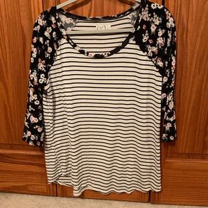 🌸Maurices Floral Sleeve Baseball Tee🌸